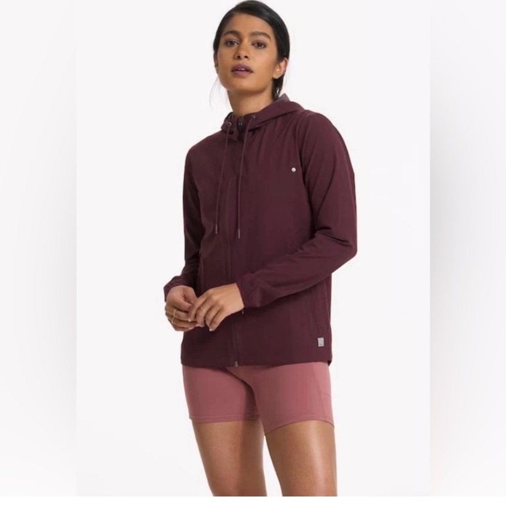 Vuori Outdoor Trainer Shell. Maroon, Size Medium.